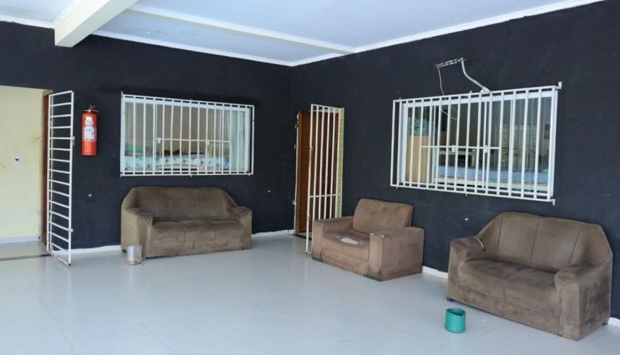 Clínica clandestina tinha grades nas portas e janelas