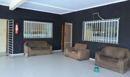 Clínica clandestina tinha grades nas portas e janelas