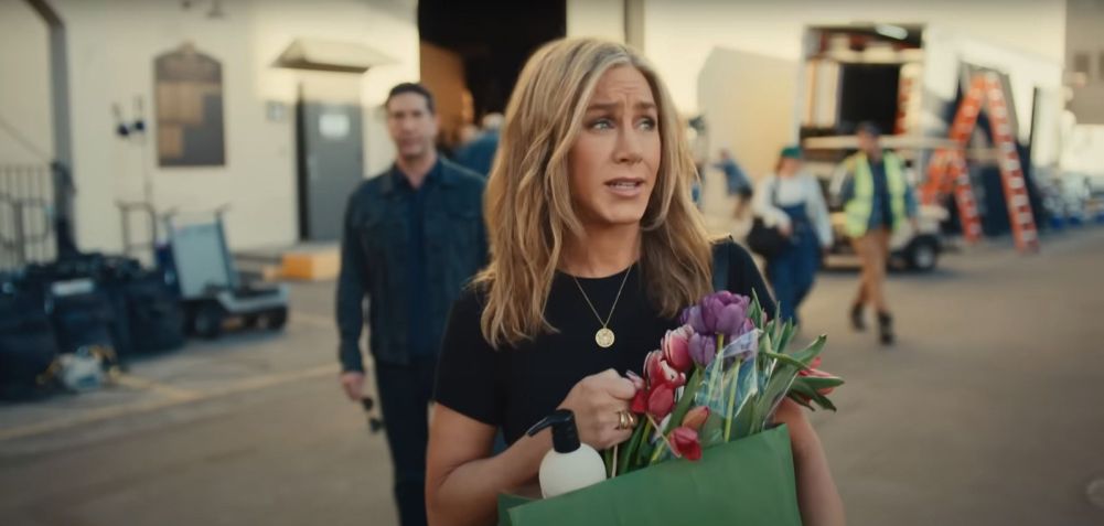 Jennifer Aniston e David Schwimmer (ao fundo, desfocado) em comercial da Uber Eats para o Super Bowl desse ano / Divulgação: Uber Eats