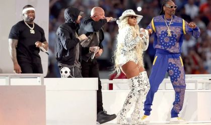 Dr. Dre e companhia em um dos shows do evento esportivo