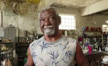 O artesão e sapateiro Pedro Alberto posa para foto no seu local de trabalho