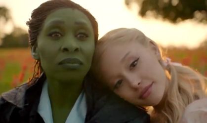 Ariana Grande e Cynthia Erivo em ‘Wicked’ em cena