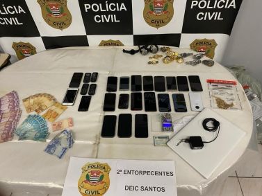 Objetos apreendidos pela polícia durante operação contra o tráfico na Baixada Santista