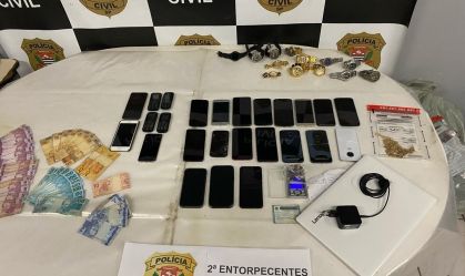 Objetos apreendidos pela polícia durante operação contra o tráfico na Baixada Santista