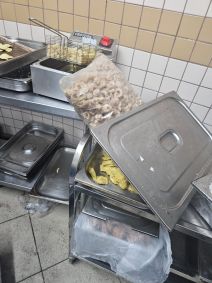 Armazenamento inadequado de alimentos no camarote Lounge Sapucaí