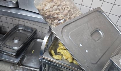 Responsável de camarote da Sapucaí no Rio é presa por guardar alimentos no banheiro