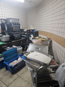 Armazenamento inadequado de alimentos no camarote Lounge Sapucaí