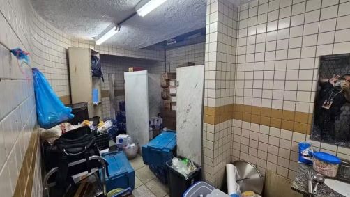Armazenamento inadequado de alimentos no camarote Lounge Sapucaí