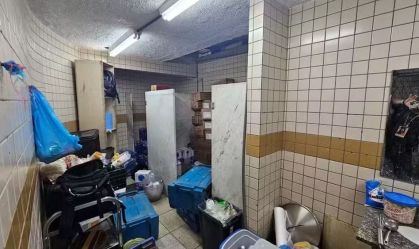 Veja imagens de banheiro onde era preparada comida de camarote da Sapucaí