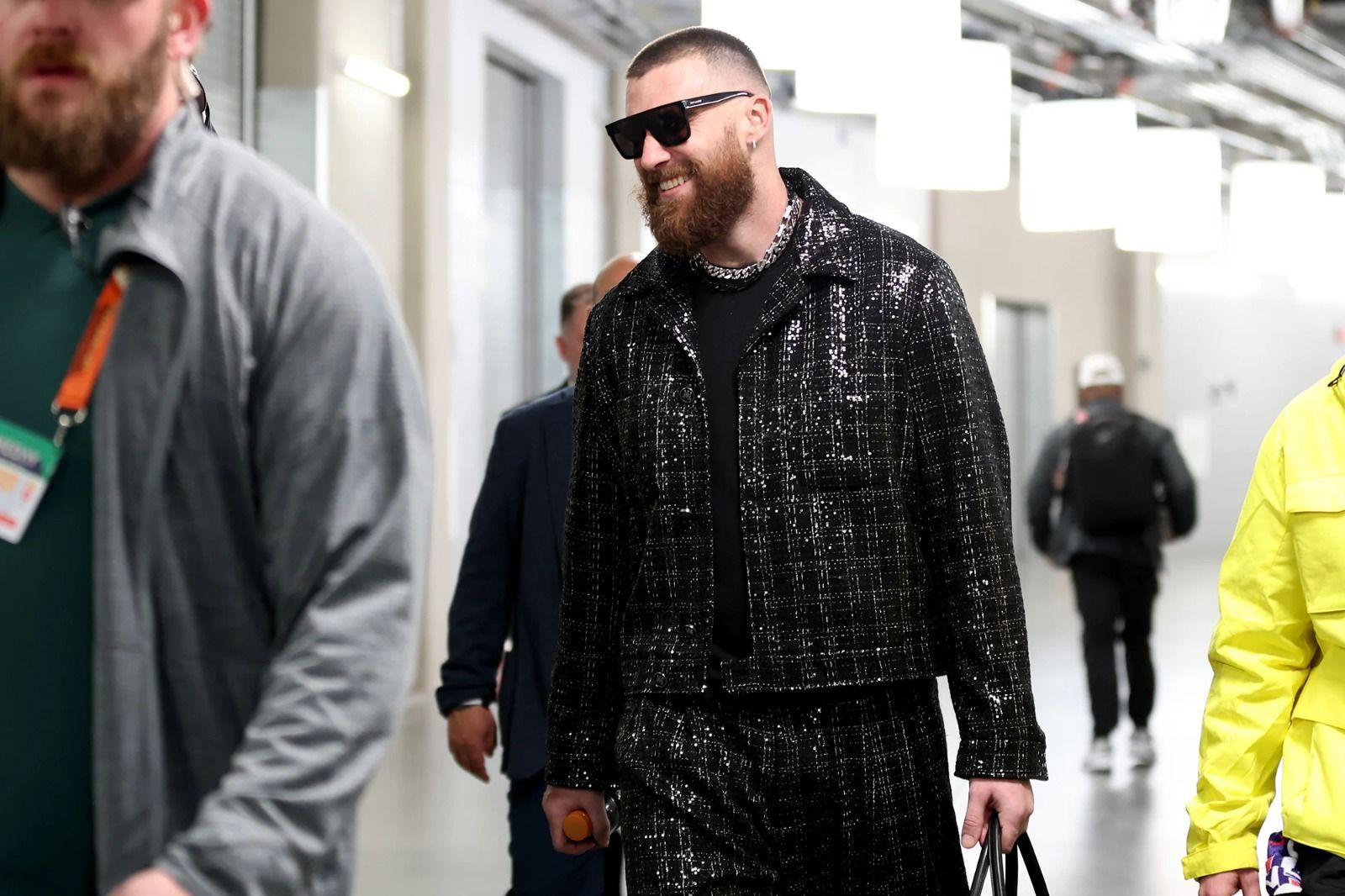 Travis Kelce com um terno de lantejoulas