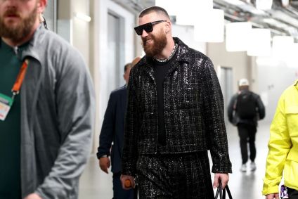 Travis Kelce com um terno de lantejoulas