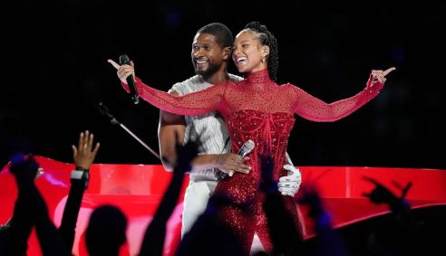 Usher e Alicia Keys em foto durante show no super bowl