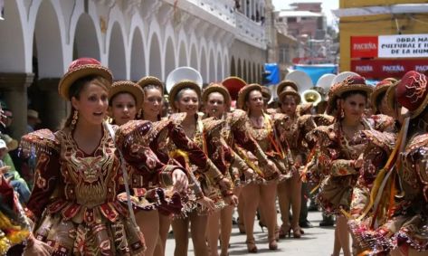 Mulheres bolivianas com trajes típicos do carnaval