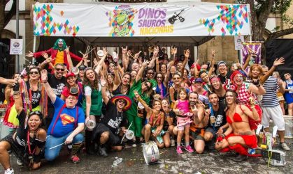 integrantes do bloco dinossauros nacionais fantasiados