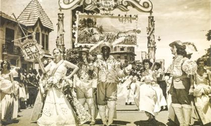 Foto antiga preto e branco de uma comemoração de carnaval no Rio de Janeiro
