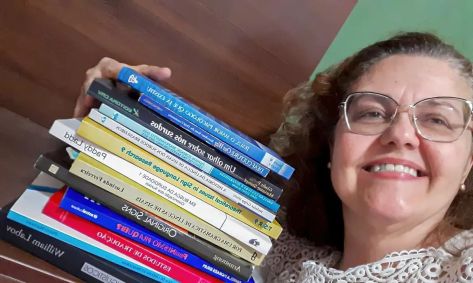 Heloise Gripp Diniz aparece em uma foto com livros