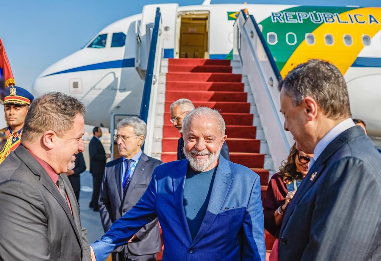 O Ministro do Turismo Ahmed Issa (à direita) recebe Lula em aeroporto no Cairo
