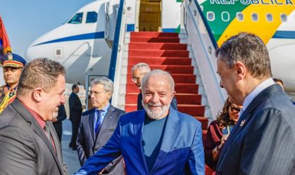 O Ministro do Turismo Ahmed Issa (à direita) recebe Lula em aeroporto no Cairo