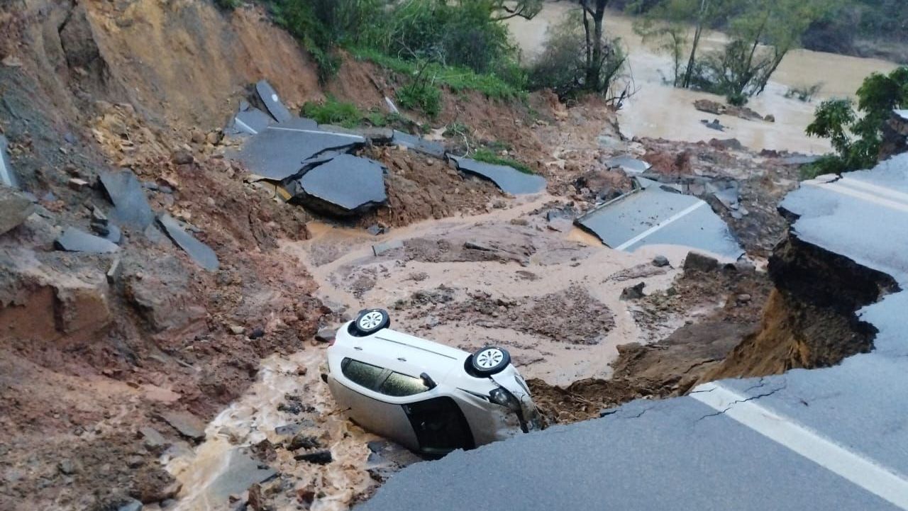 Fortes chuvas provocam deslizamento e carro cai em cratera, em SC