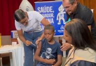 Primeira criança é vacinada contra dengue em Salvador
