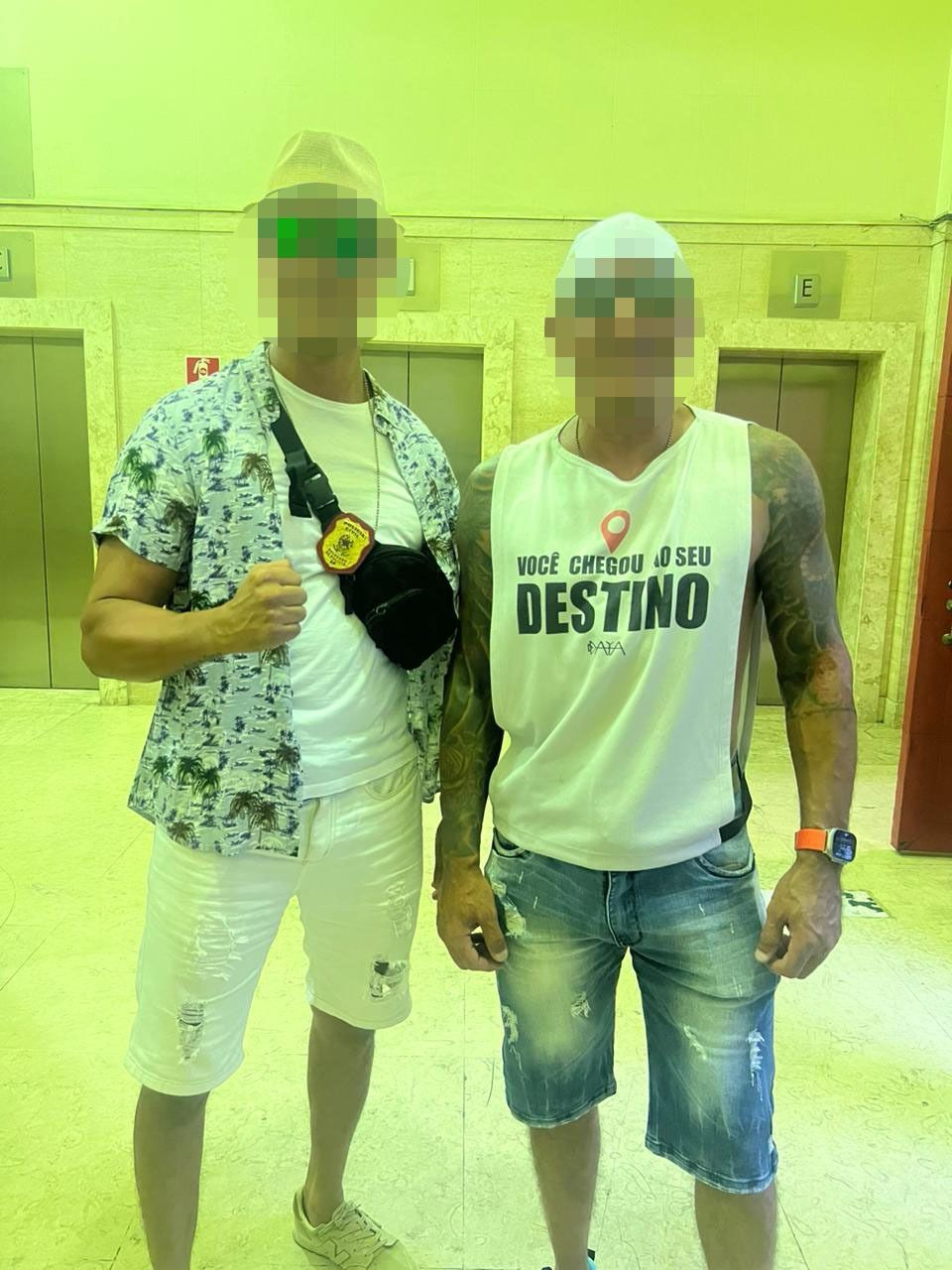 Para o disfarce um dos agentes usou uma regata com a frase: "Você chegou ao seu destino". / Polícia Civil do Estado de São Paulo