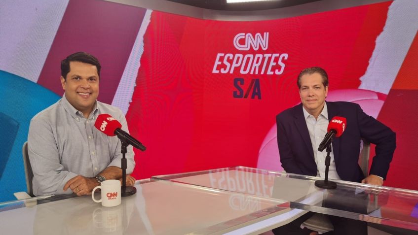 João Vítor Xavier (esq.) recebe Frederico Pena (dir.), CEO da Roc Nation Sports Brazil / Murillo Grant