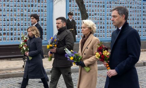 O primeiro-ministro canadense, Justin Trudeau, o primeiro-ministro italiano, Giorgia Meloni, o presidente ucraniano, Volodymyr Zelensky, a presidente da Comissão Europeia, Ursula von der Leyen, e o primeiro-ministro belga, Alexander De Croo, visitam o Muro da Memória em Kiev, Ucrânia