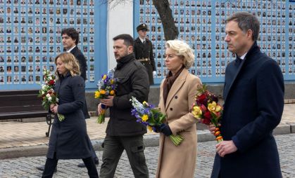 O primeiro-ministro canadense, Justin Trudeau, o primeiro-ministro italiano, Giorgia Meloni, o presidente ucraniano, Volodymyr Zelensky, a presidente da Comissão Europeia, Ursula von der Leyen, e o primeiro-ministro belga, Alexander De Croo, visitam o Muro da Memória em Kiev, Ucrânia