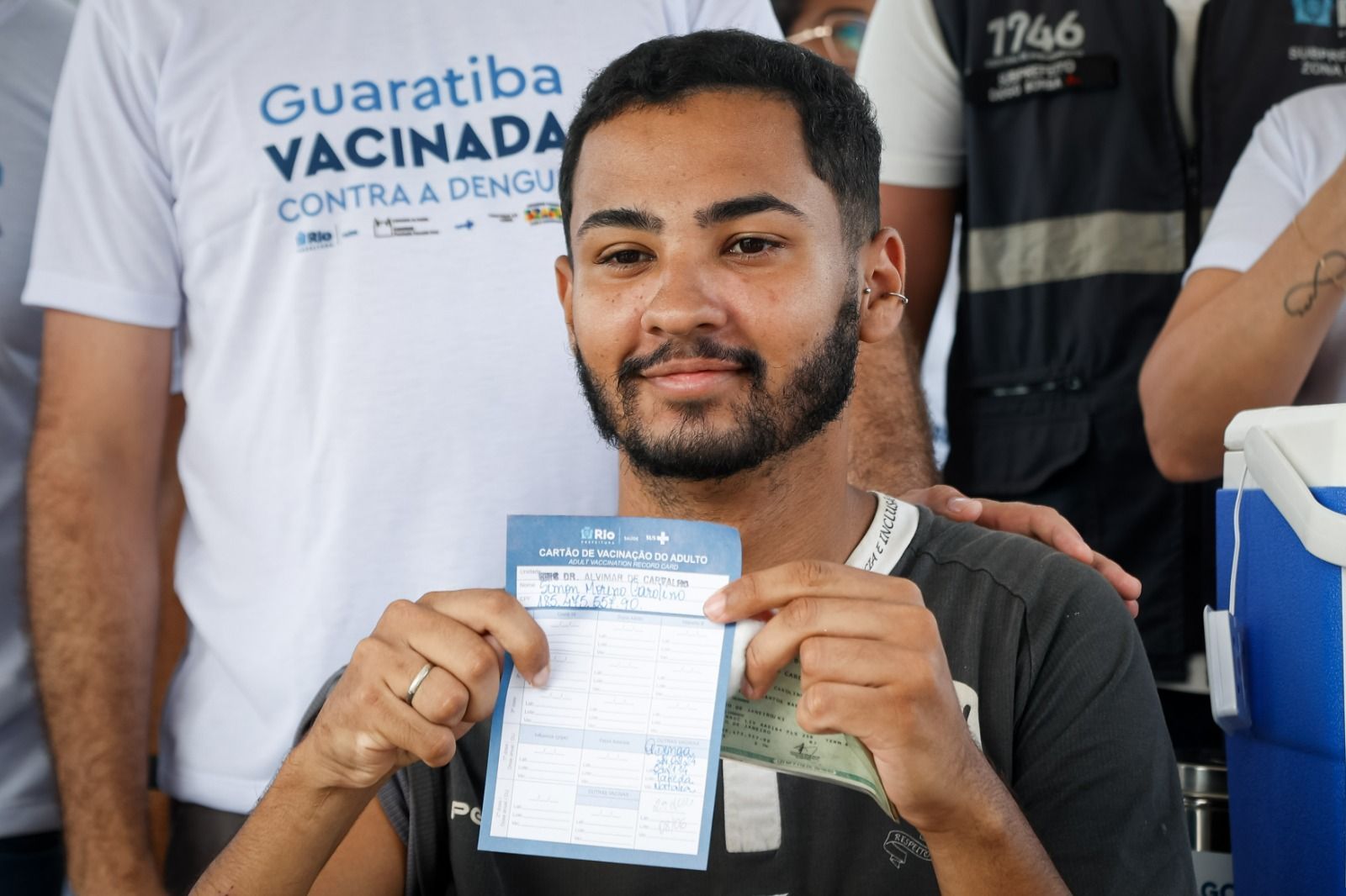 Simon Moreno foi o primeiro voluntário a ser vacinado no estudo / Edu Kapps/SMS