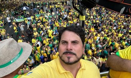 Senador Marcos do Val (Podemos-ES) participa de ato político na Paulista