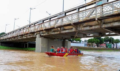 Nível de rio permanece subindo e tira 24 mil pessoas de suas casas no Acre