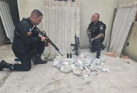 Criminosos usam caminhão de lixo como barricada em operação da PM no Rio
