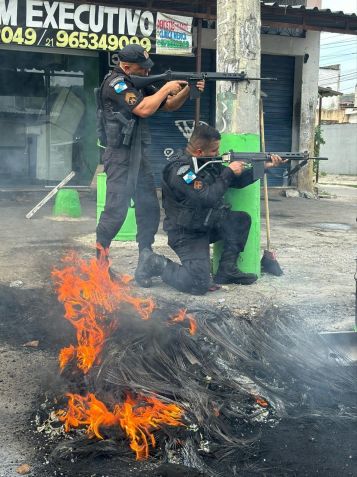 PMs atuam na Vila Aliança em meio às barricadas em chamas / Divulgação/Polícia Militar RJ