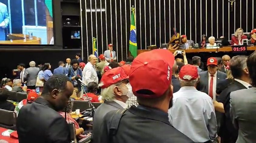 Sessão solene em homenagem aos 40 anos do MST termina em troca de acusações entre deputados