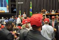Deputados governistas e oposição trocam acusações durante sessão em homenagem ao MST