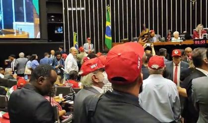 Deputados governistas e oposição trocam acusações durante sessão em homenagem ao MST