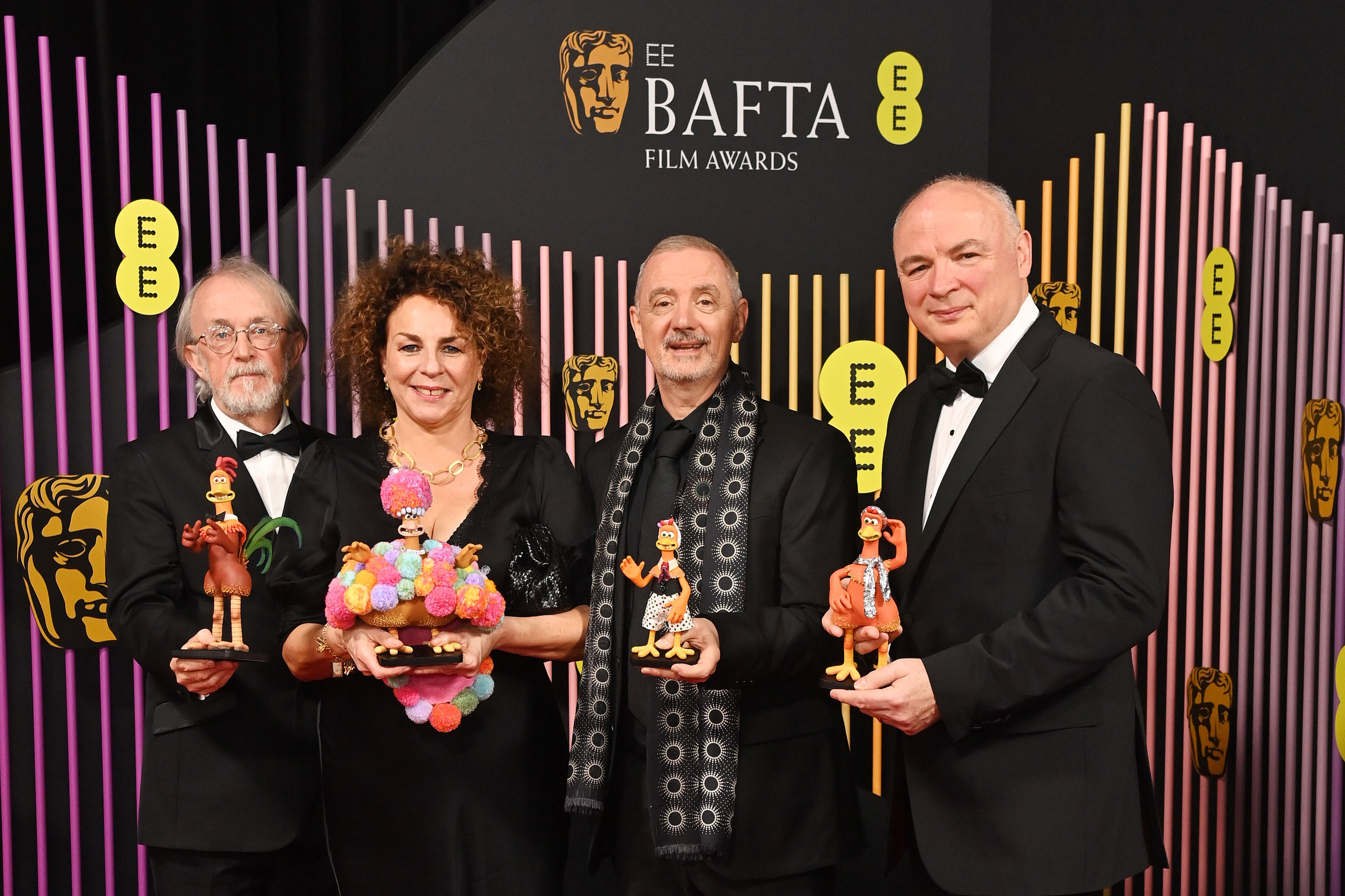 Peter Lord, Fran Fell, Sam Fell e Steve, junto com os bonecas de "A Fuga das Galinhas", no tapete vermelho do Bafta. / Dave Benett/Getty Images