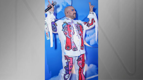 Tiago Abravanel escolheu um conjunto branco com detalhes coloridos para a festa