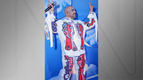 Tiago Abravanel escolheu um conjunto branco com detalhes coloridos para a festa
