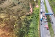 Ônibus com mais de 40 pessoas tomba em rodovia de MG