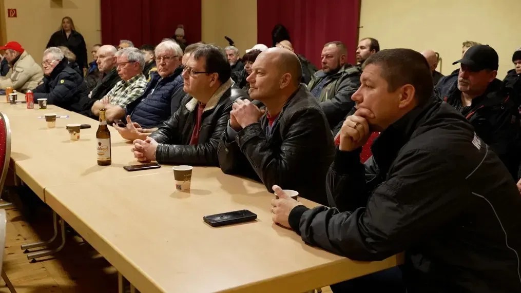 Membros da audiência na reunião da AfD em Freienthal / Chris Stern/CNN