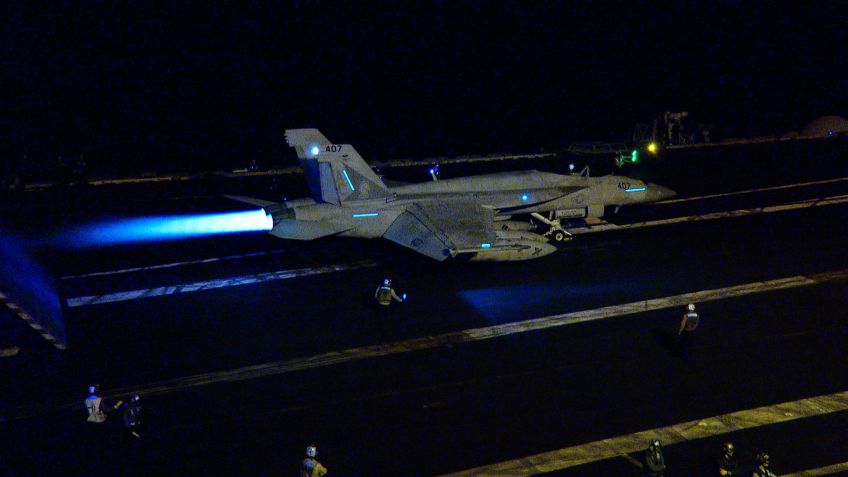 Um caça F/A-18 com pós-combustor da Marinha dos EUA se prepara para lançamento do convés do porta-aviões USS Dwight D. Eisenhower no Mar Vermelho / Scott Pisczek/CNN