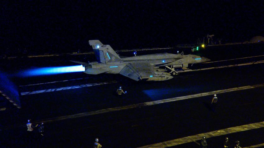Um caça F/A-18 com pós-combustor da Marinha dos EUA se prepara para lançamento do convés do porta-aviões USS Dwight D. Eisenhower no Mar Vermelho / Scott Pisczek/CNN
