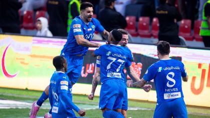 Jogadores do Al-Hilal comemoram gol na vitória sobre o Al-Ettifaq
