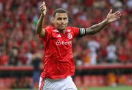 GreNal 441: Internacional vira sobre Grêmio com pênalti nos acréscimos