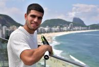 Estrela do Rio Open, Carlos Alcaraz se lesiona e desiste na estreia