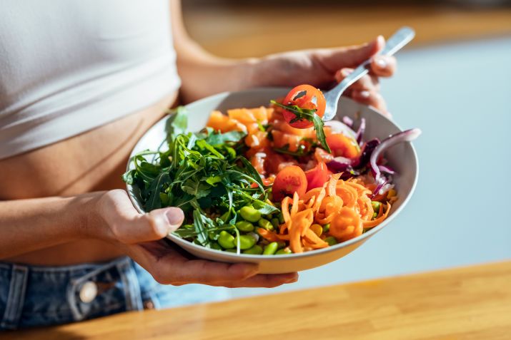 É importante manter uma rotina baseada na alimentação saudável / Nensuria/Getty Images