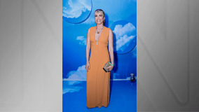 Ana Paula Araújo escolheu um vestido longo laranja para a noite