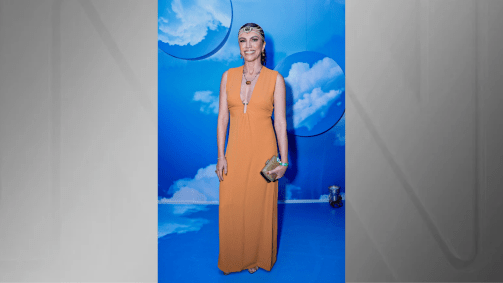 Ana Paula Araújo escolheu um vestido longo laranja para a noite