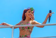 Pós-Carnaval 2024: Anitta comanda bloco com multidão no centro do Rio; veja